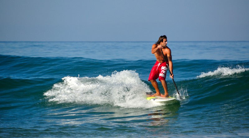 paddle surfing